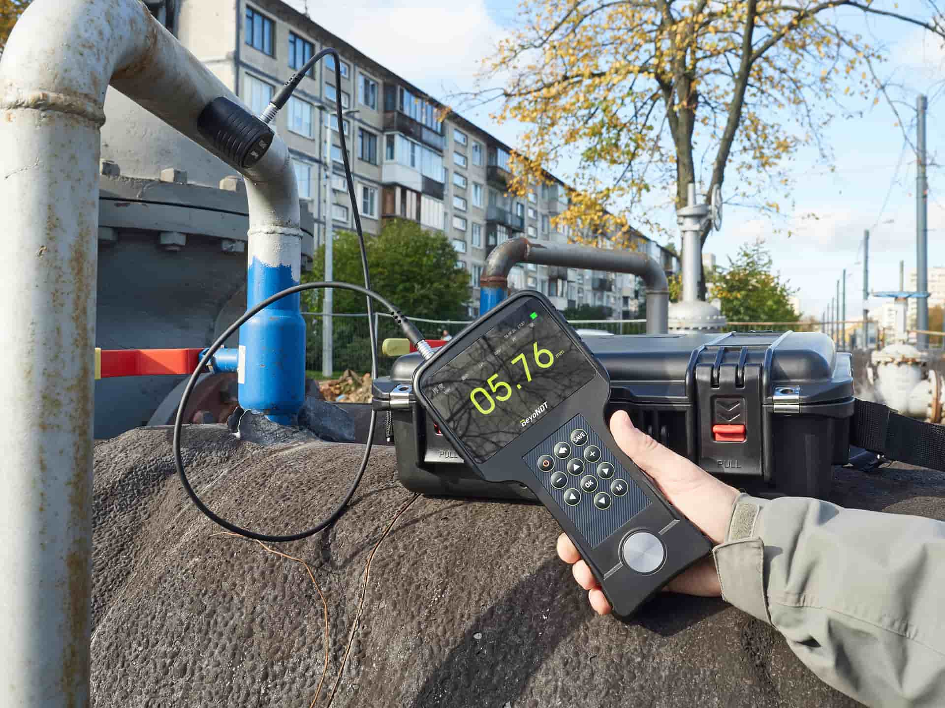 EMA2800 thickness gauge is specially developed for measuring steel pipes, rolled plates, bars, and other products made of steel, aluminum, and other metals. 